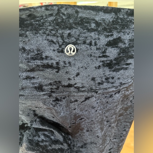 Lululemon Velvet Wunder Under HR tights in black, size 4 - Picture 5 of 7